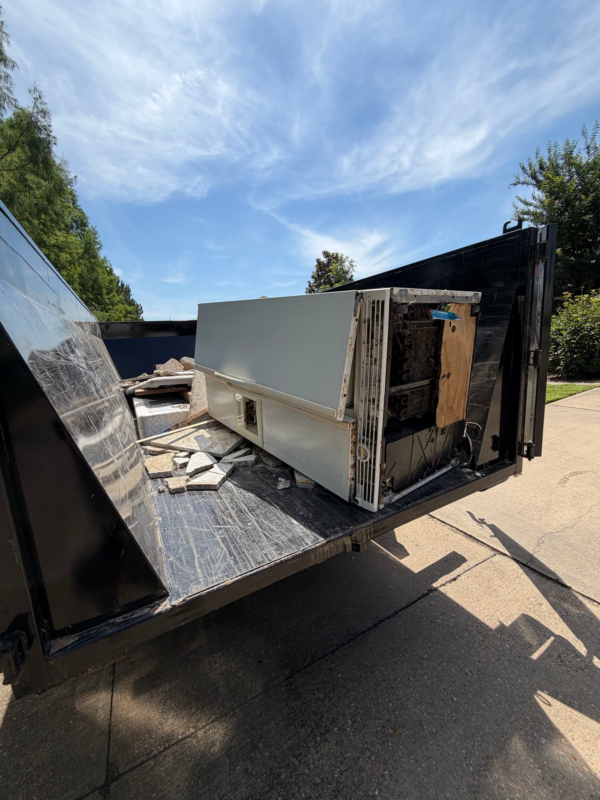 Gallery photos for Ridgeland Garage and Home Cleanout - Mattresses, Fridge, and Furniture Gone: Image #3