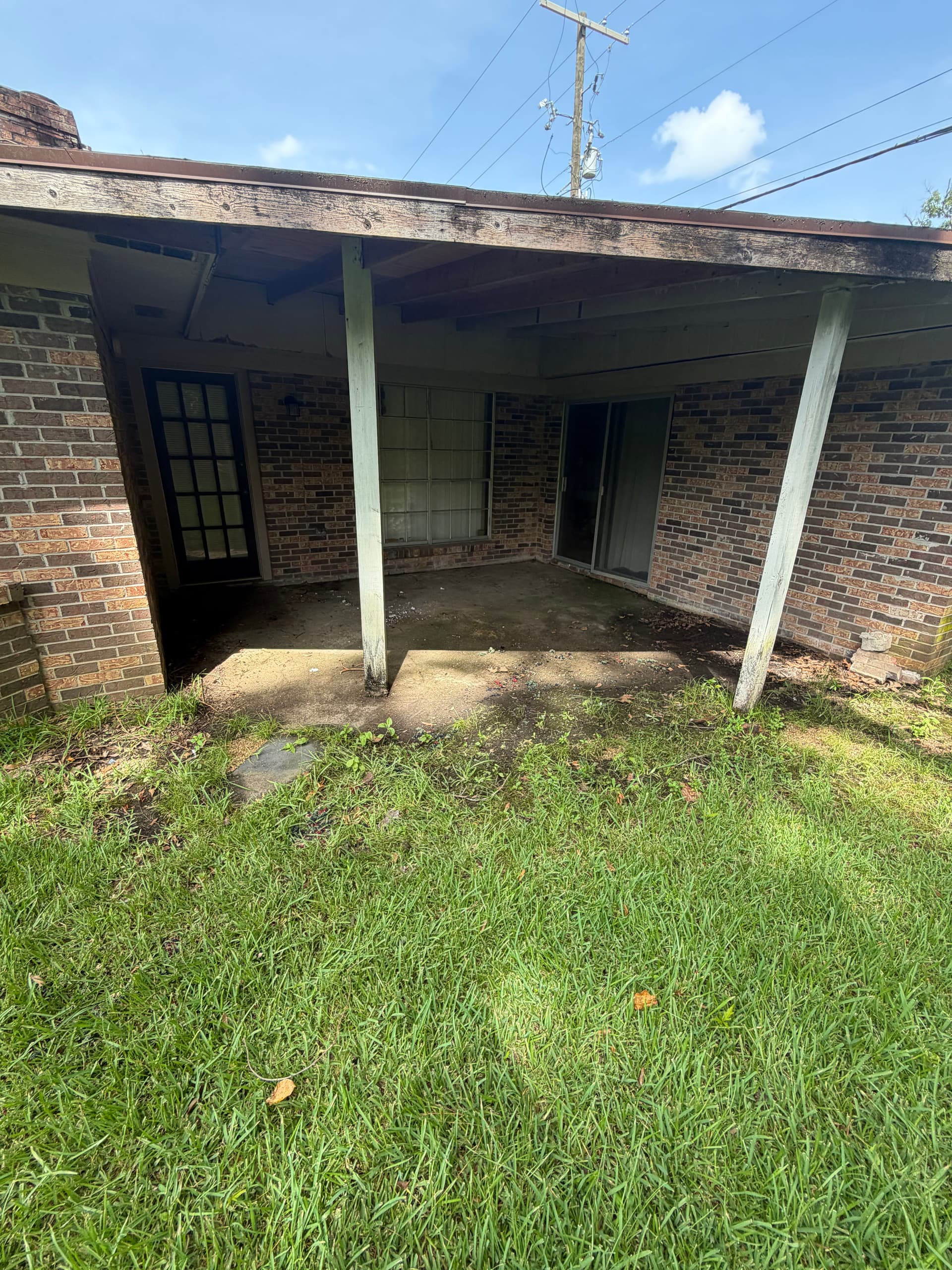 Gallery photos for Back Patio Cleanout Gets a Fresh Start in Jackson MS: Image #2