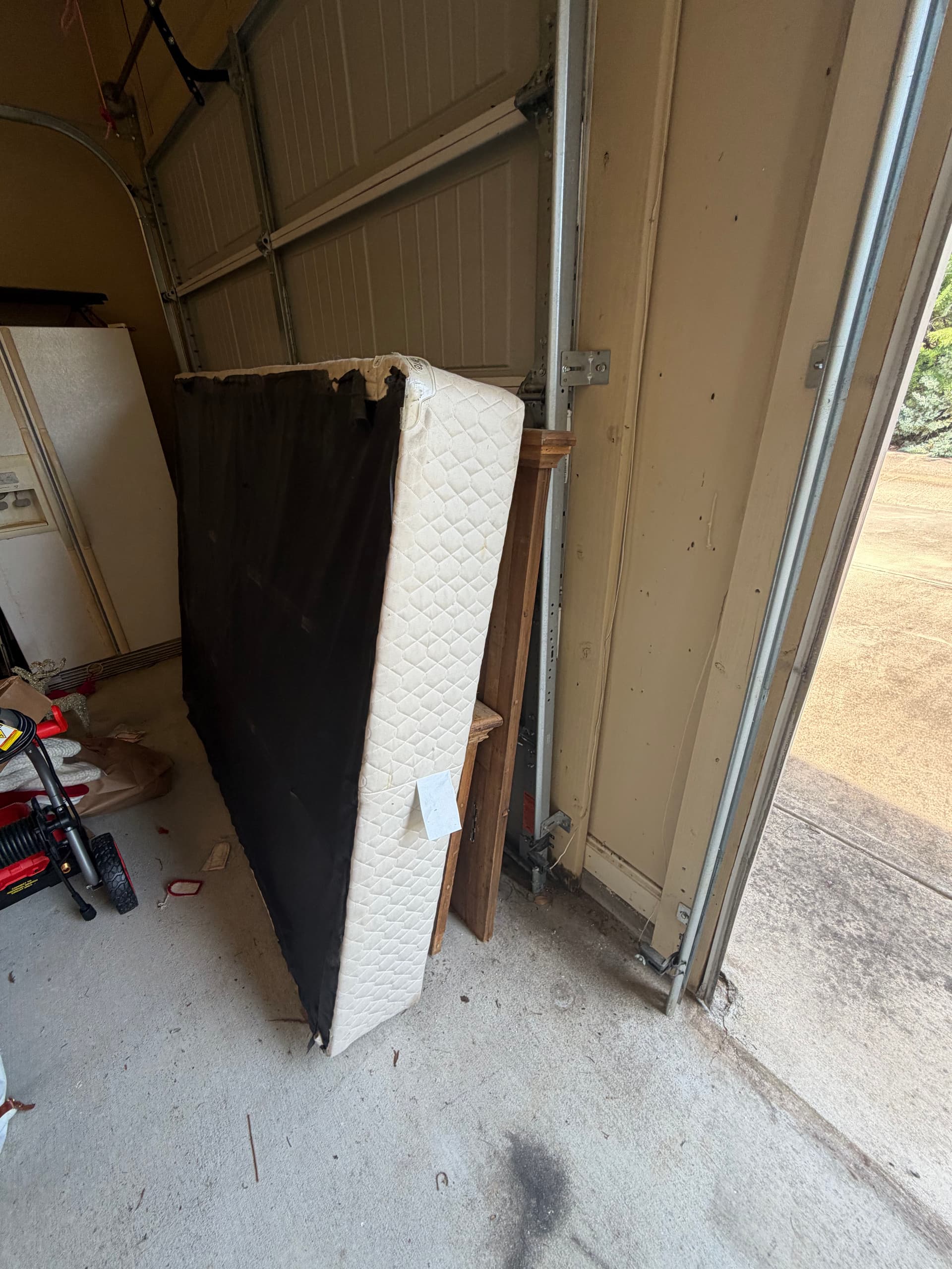 Ridgeland Garage and Home Cleanout - Mattresses, Fridge, and Furniture Gone image