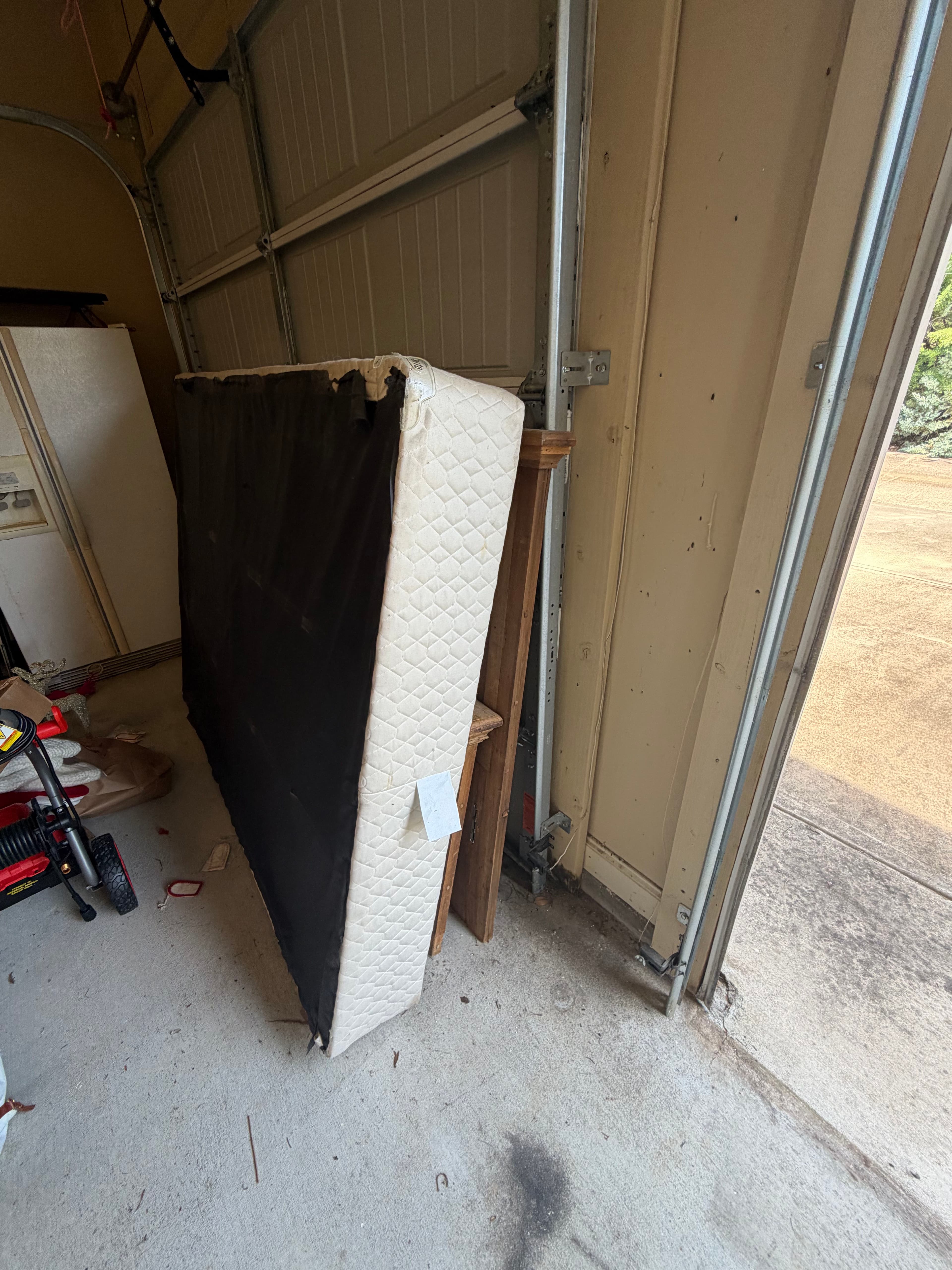 Project Ridgeland Garage and Home Cleanout - Mattresses, Fridge, and Furniture Gone image