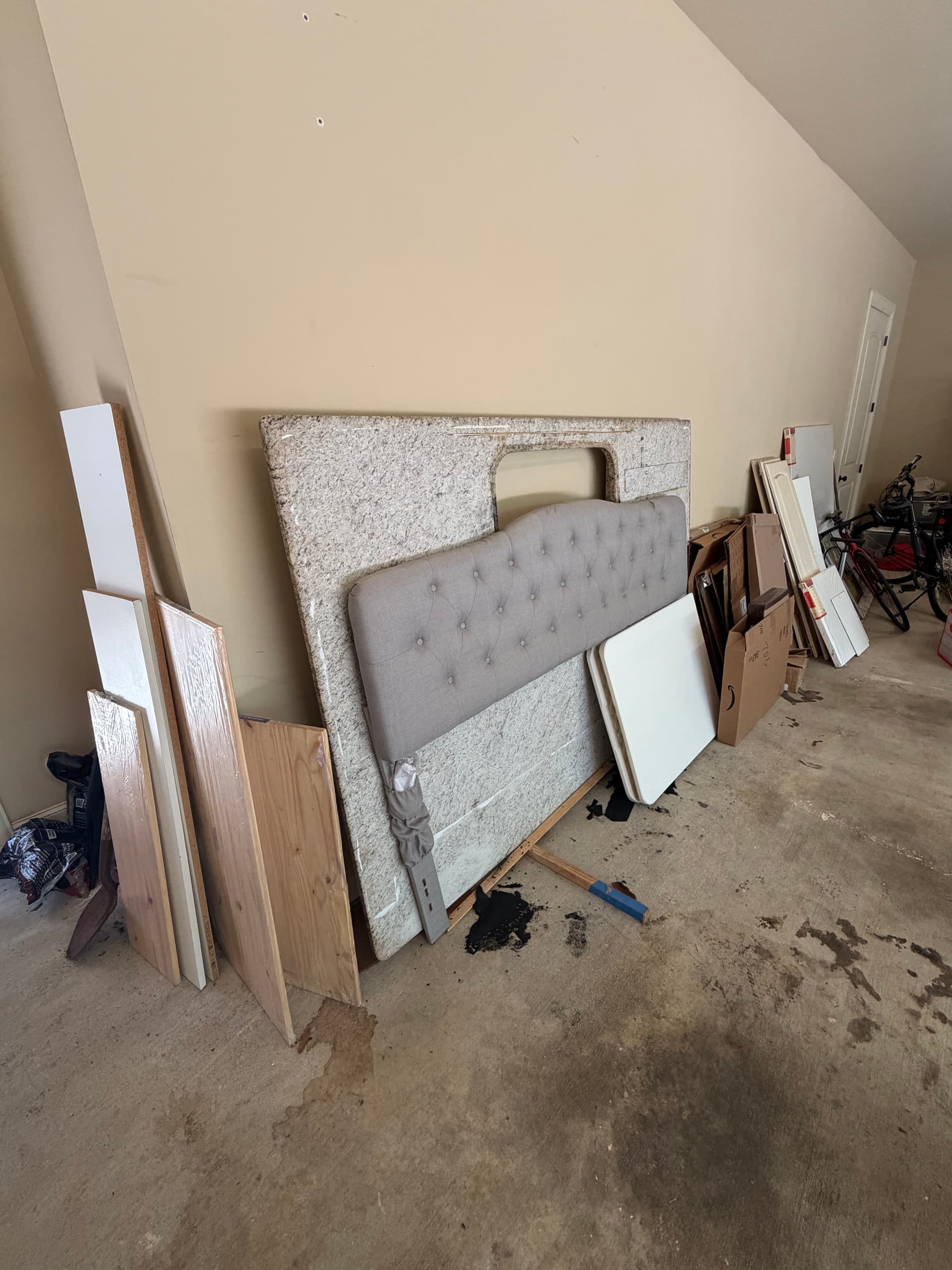 Gallery photos for Ridgeland Garage and Home Cleanout - Mattresses, Fridge, and Furniture Gone: Image #1