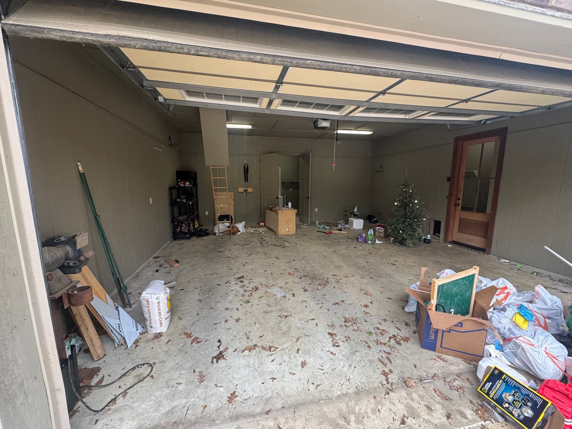 Gallery photos for Garage and House Clean Out Ultimate Makeover: Image #1