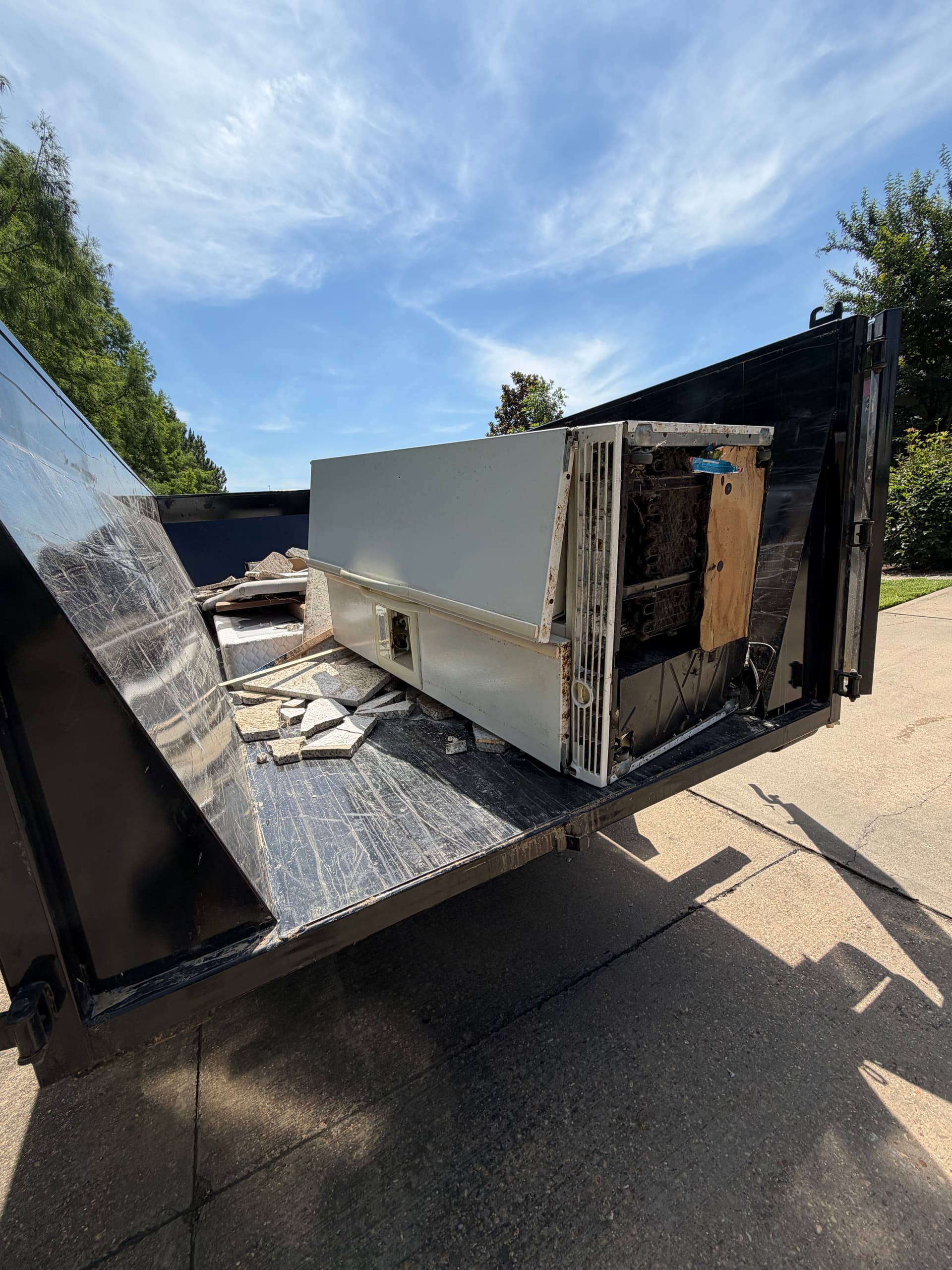 Gallery photos for Ridgeland Garage and Home Cleanout - Mattresses, Fridge, and Furniture Gone: Image #4