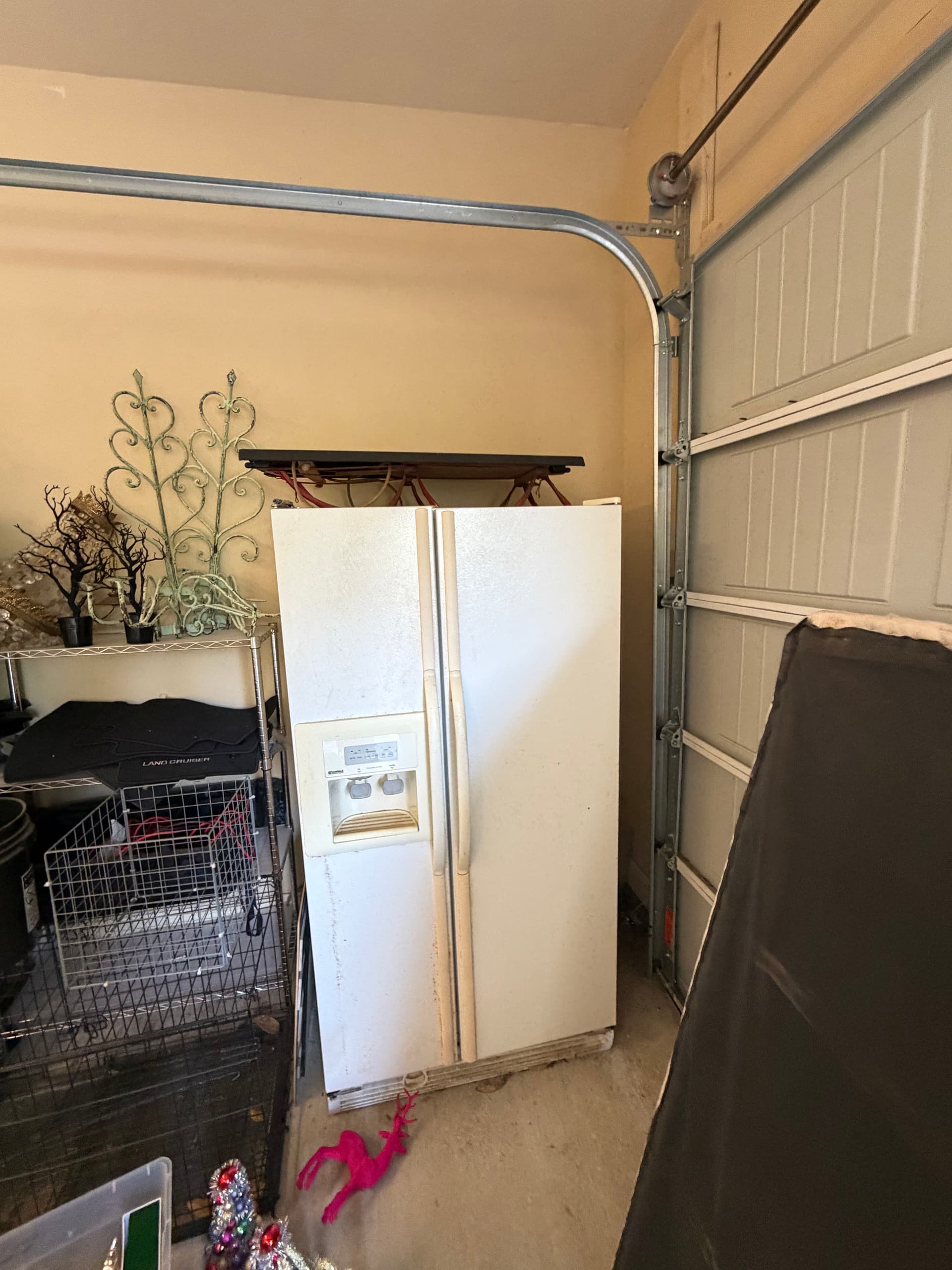 Gallery photos for Ridgeland Garage and Home Cleanout - Mattresses, Fridge, and Furniture Gone: Image #2