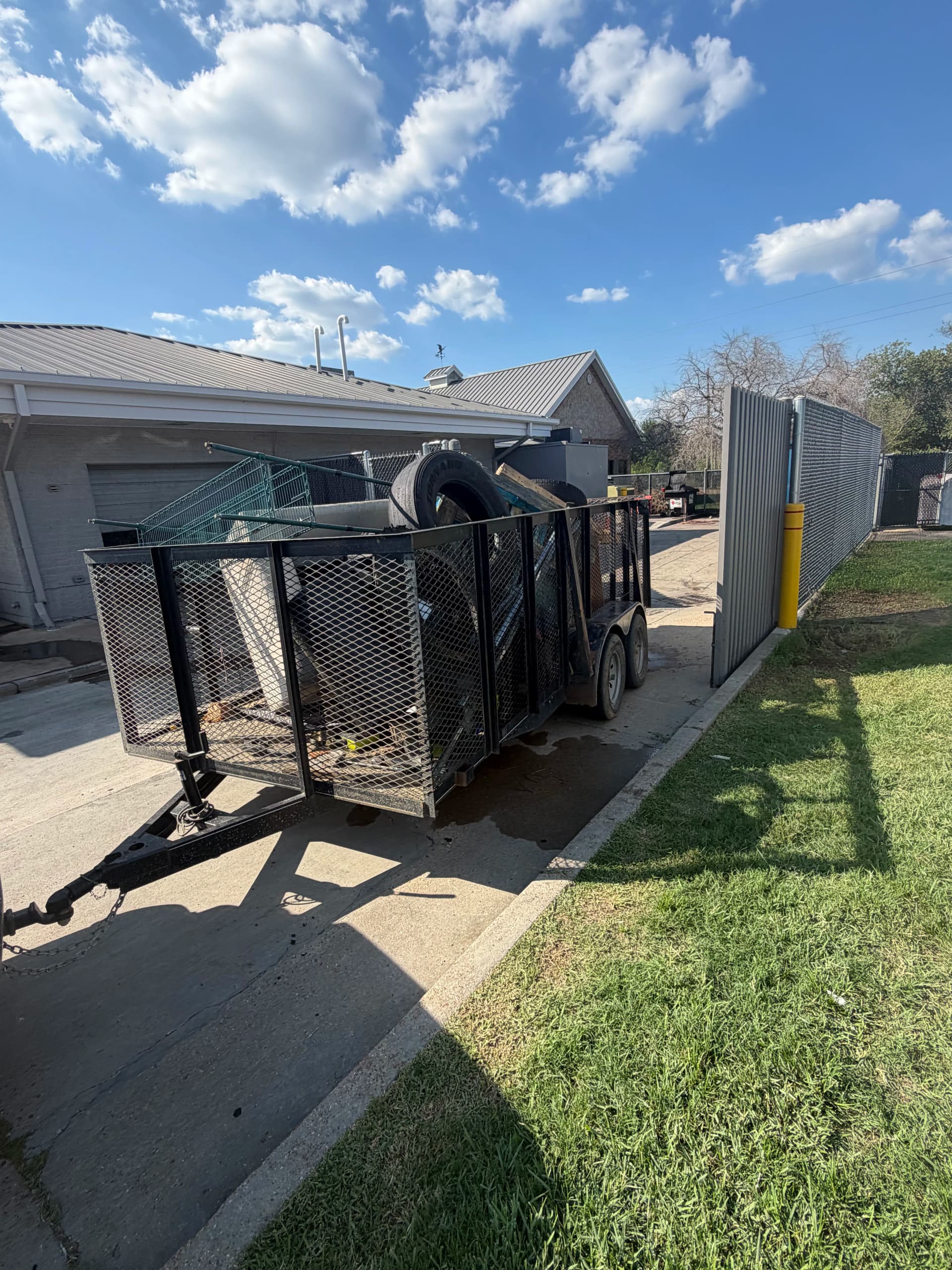 Gallery photos for Commercial Junk Removal Clears Outdoor Service Area in Pearl MS: Image #2