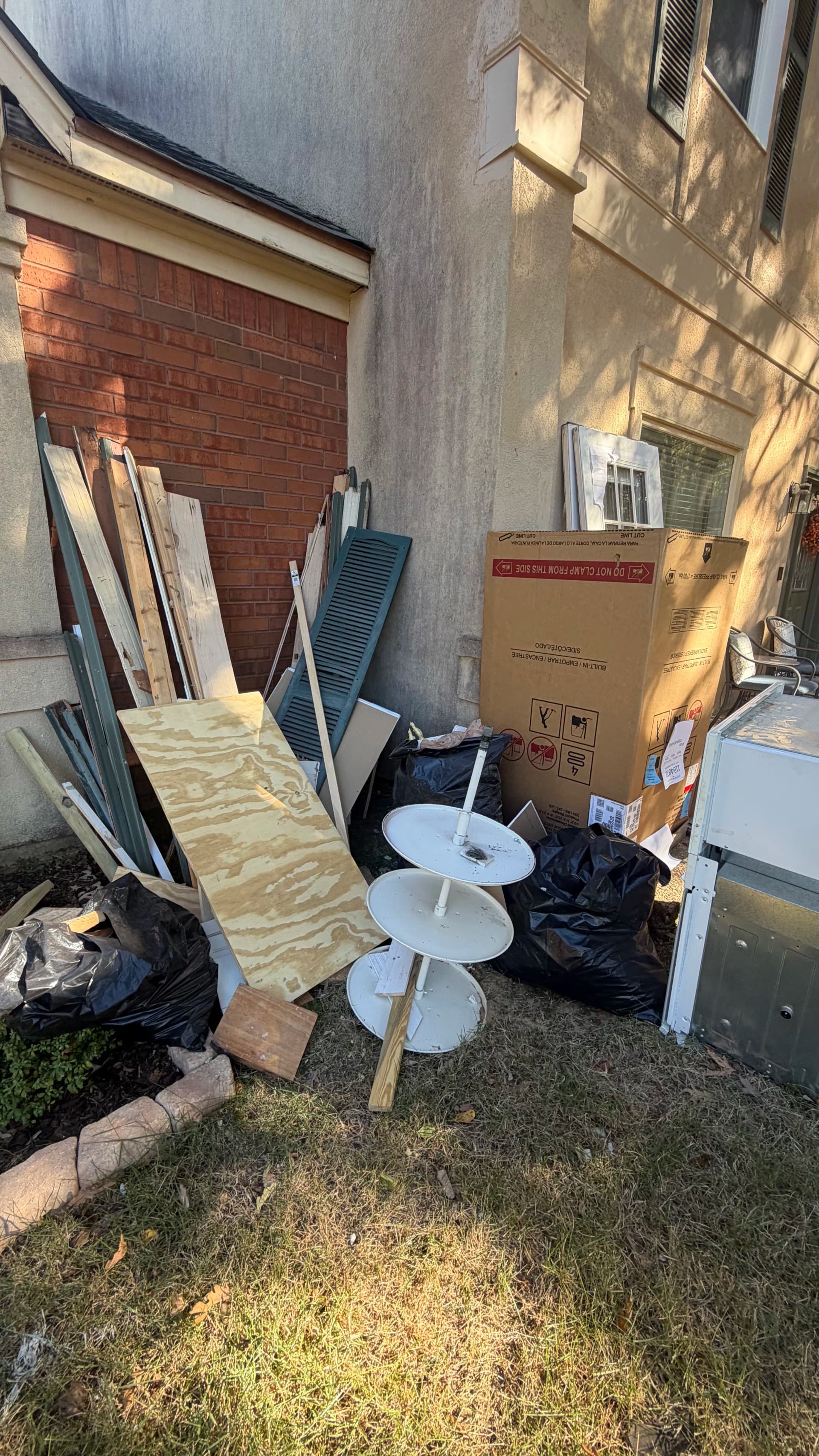 Gallery photos for Outdoor Junk Removal Clears Side of Home in Ridgeland MS: Image #1