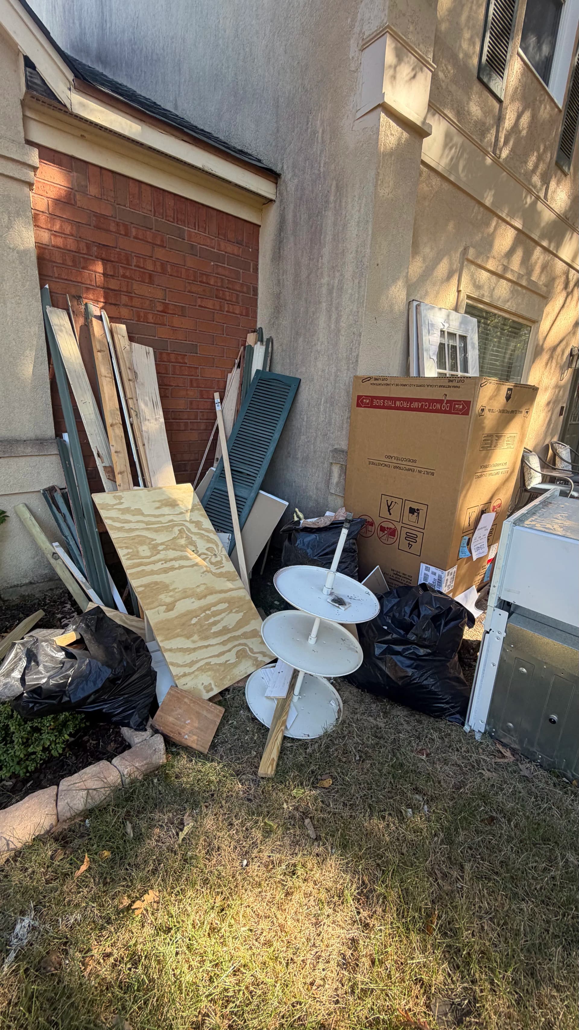 Outdoor Junk Removal Clears Side of Home in Ridgeland MS image