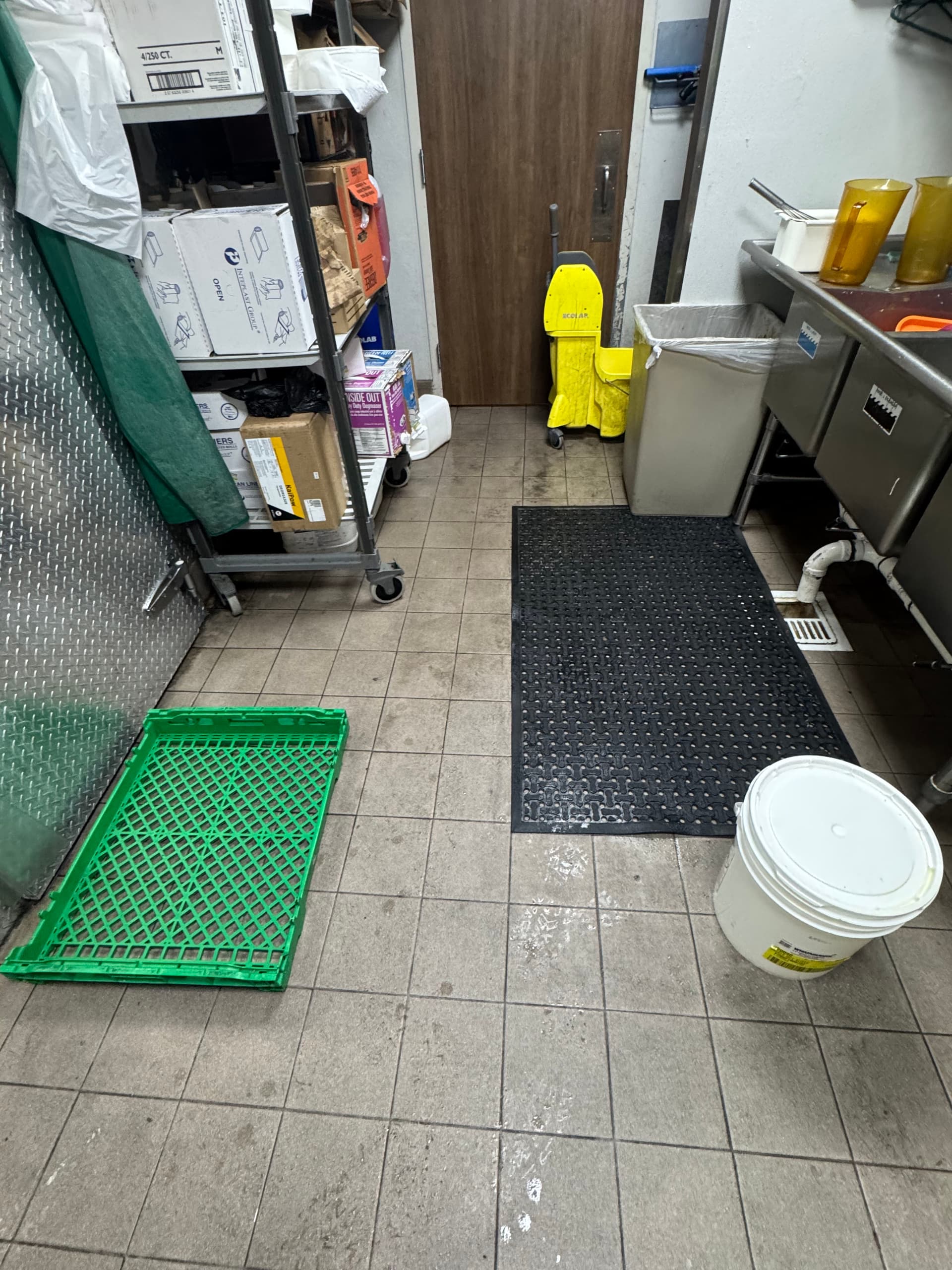 Gallery photos for Restaurant Bulk Trash Removal: From Cluttered Chaos to Clean Space: Image #2
